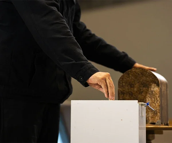 Pessoa depositando oferta